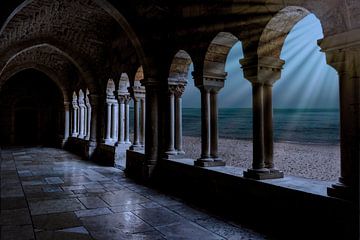 zicht op de abdij gang met zijn stenen pilaren en stenen glanzende vloer , met een doorkijk via de p