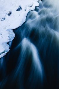 Verschneites Ufer des Flusses Oelanka