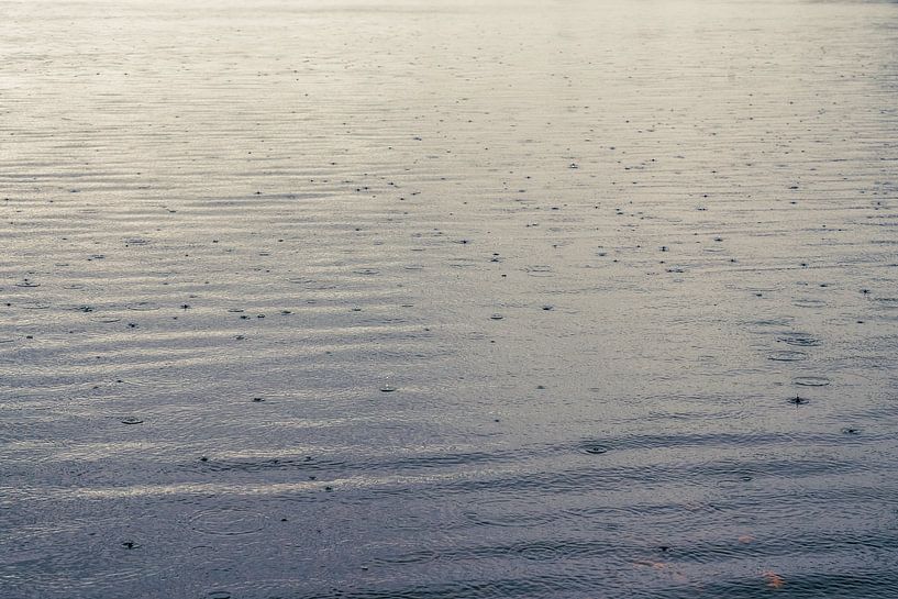 gouttes d'eau dansant sur l'eau par Judith Spanbroek-van den Broek