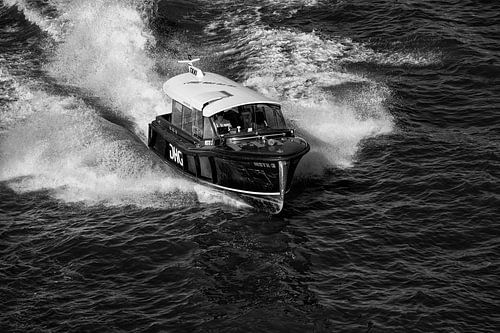 Photo en noir et blanc du taxi nautique de Rotterdam