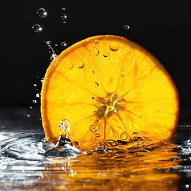 Orange im Wasser von Christiane Calmbacher
