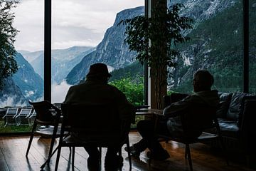 Messieurs âgés dans un hôtel profitant de la vue sur Rob Rollenberg