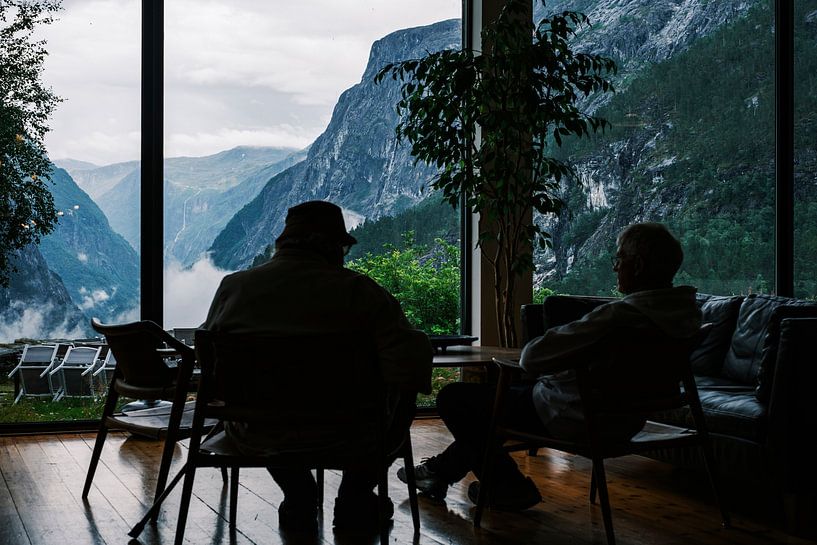 Messieurs âgés dans un hôtel profitant de la vue par Rob Rollenberg