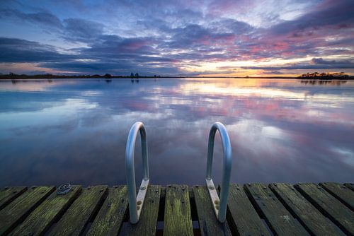 Een mooie zonsondergang boven het Leekstermeer in Groningen. Met een mooie weerspiegeling van de wol