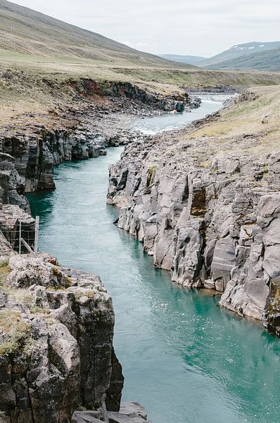 Rivier stroomt door een eiland | IJsland van Photolovers reisfotografie