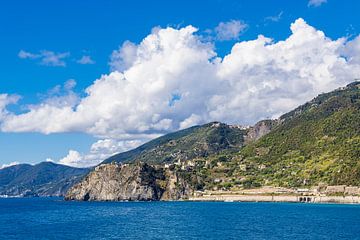 Blick auf Corniglia an der Mittelmeerküste in Italien
