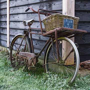 Op een oude fiets van TIZFotografie