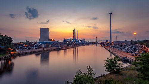 Industrie Genk bij zonsondergang