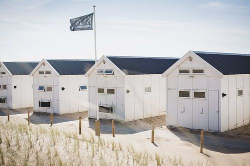 Strandhäuschen in den Dünen – Sommerliche Ruhe am Meer