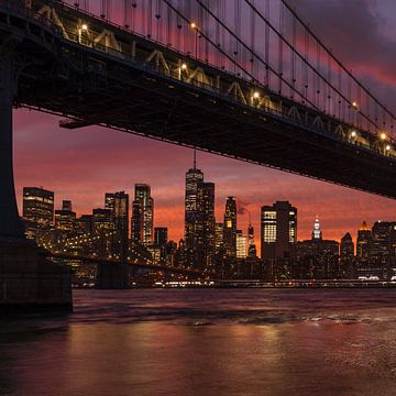 Skyline van Manhattan en Manhattan Bridge bij zonsondergang, New York, USA van Markus Lange