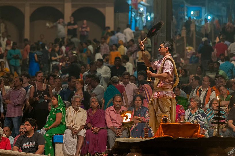 India: Aarti ceremonie (Varanasi) by Maarten Verhees