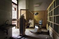 Verlassene Zahnärzte Büro. von Roman Robroek – Fotos verlassener Gebäude Miniaturansicht