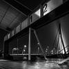 Rotterdam in de nacht - Crossing Lines (zwart-wit) van Ramón Tolkamp