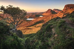 Isle of Skye De Quiraing bij zonsopgang van Jean Claude Castor