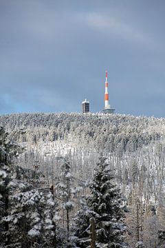 Uitzicht op de Brocken (Harz) met weerstation en Brockenhaus van t.ART
