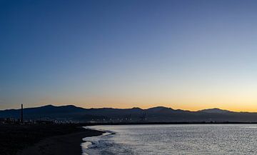 Zonsopkomst op het strand Malaga Andalusie! van Peter Haastrecht, van