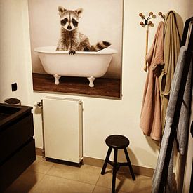 Photo de nos clients: Drôle de décoration murale avec un raton laveur dans la baignoire : l'humour des animaux par Diana van Tankeren, sur art frame