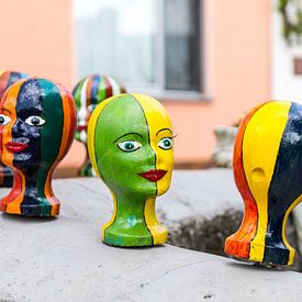 Têtes multicolores sculptées sur Wim Stolwerk