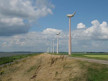 Windmolens op een dijk bij het Eemmeer in Nederland van Robin Jongerden