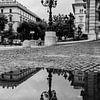 Budapest Altstadt - Spiegelung einer Laterne in einer Pfütze von Frank Herrmann