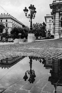 Boedapest Oude Stad - Reflectie van een lantaarn in een plasje van Frank Herrmann