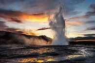 Strokkur (Geysir) in IJsland van Edwin van Wijk thumbnail