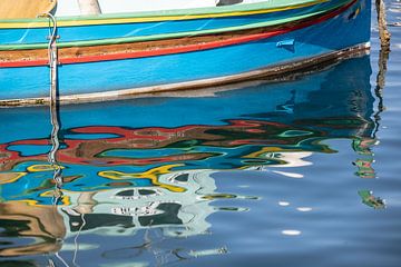 weerspiegeling van de beroemde blauwe houtenbootjes van Malta