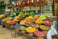 Obststand in der Markthalle von Funchal auf Madeira