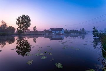 Boerderij bij zonsopkomst in Sint-Omaars van Sam Mannaerts