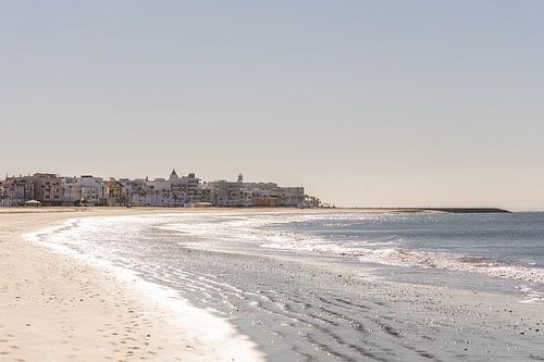 Zandstrand, uitzicht op de skyline en richting Rota, ochtendmist bij Playa de la Costilla, Costa de la Luz, Cadiz, Andalusië, Spanje.