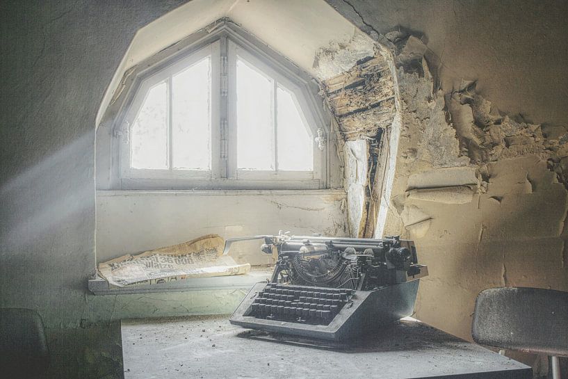 Schreibmaschine am Fenster von Ivana Luijten