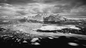 Photo en noir et blanc de la banquise au Groenland