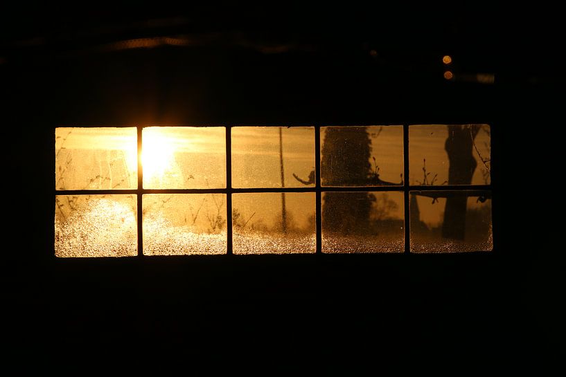 Opkomende zon door glas-in-lood raam by Matthijs Boersma