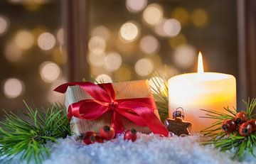 Weihnachtsdekoration mit Weihnachtsgeschenk und Kerzenlicht von Alex Winter
