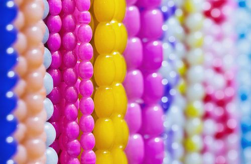 gros plan de chaînes avec des perles multicolores sucrées