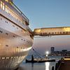 Passerelle vers le SS Rotterdam au crépuscule sur Peter de Kievith Fotografie