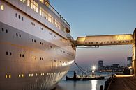 Loopbrug naar de SS Rotterdam tijdens schemering van Peter de Kievith Fotografie thumbnail