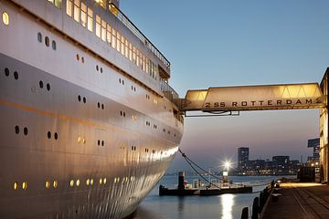 Loopbrug naar de SS Rotterdam tijdens schemering van Peter de Kievith Fotografie