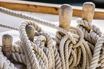 Close-up van afgemeerde touwen op houten klampen op oude zeilboot van Alex Winter