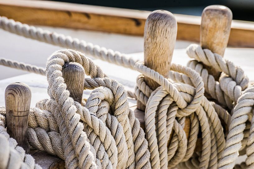 Close-up van afgemeerde touwen op houten klampen op oude zeilboot van Alex Winter