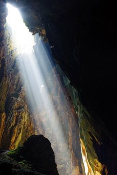 Lichtinval in een grot, Batu Caves van Andrew Chang