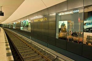 U-Bahn-Linie U5 am Brandenburger Tor in Ost-Berlin