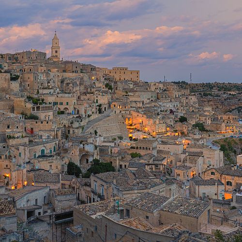 Zzonsondergang boven het verlichte Matera
