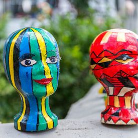 Multicoloured sculpted heads by Wim Stolwerk