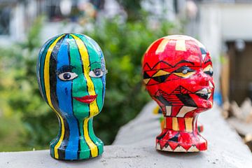 Multicoloured sculpted heads by Wim Stolwerk