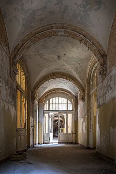 Verlaten corridor in Beelitz Heilstätten van Frans Nijland