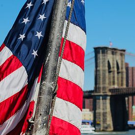 USA Flagge & Brooklyn Bridge von Steven van Dijk