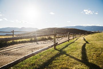 Western paardenranch met hek in de heuvels van Canada van Marit Hilarius