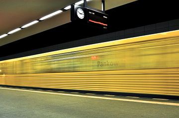 Eindhalte van de U2-lijn bij metrostation Pankow van Silva Wischeropp