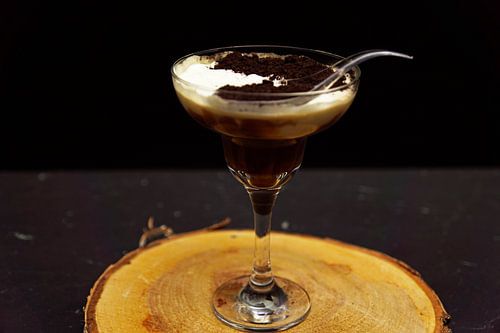 Sneeuw en aarde cocktail in een glas